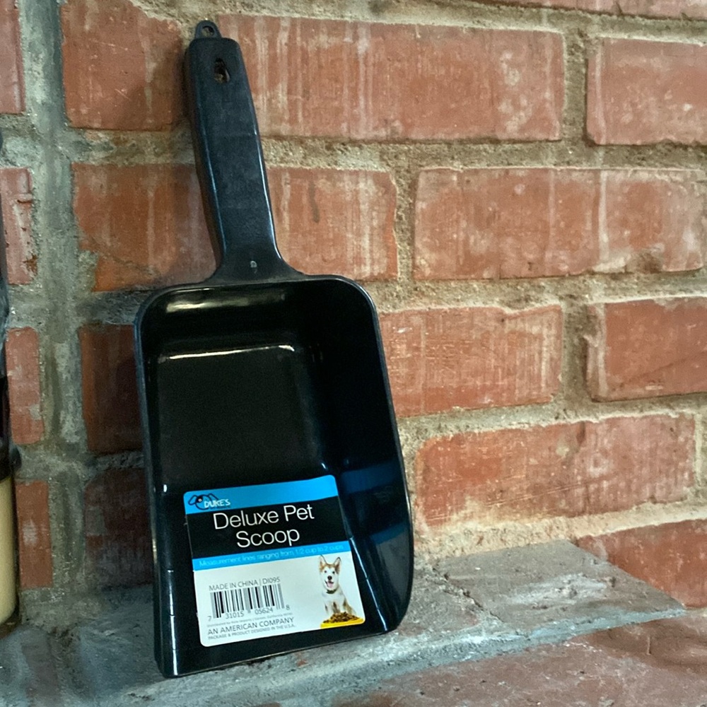 Duke’s Pet Products black plastic pet scoop